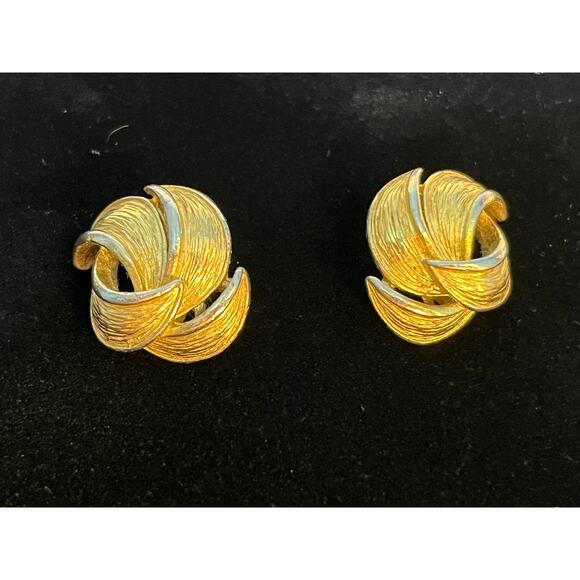 VTG Givenchy Clip On Earrings Gold Tone Swirl Glam Regency Signed - Picture 1 of 6